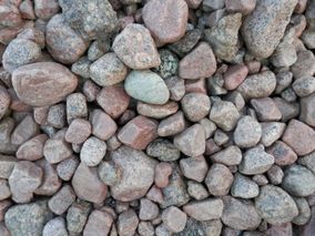 Pyöreäreunaisia kiviä