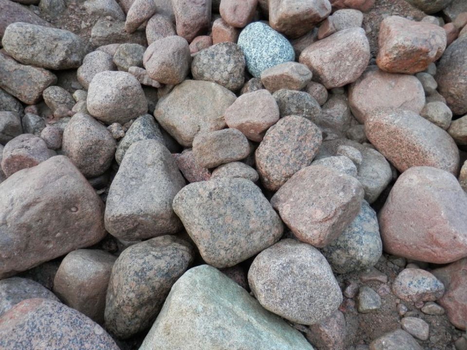 Keskikokoisia kiviä
